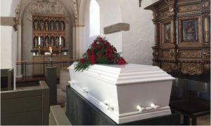 Mơ thấy bạn bè nằm trong quan tài là điềm gì? Những lý giải phổ biến