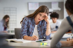 Tác động của áp lực tập thể đến sức khỏe tinh thần và hành vi cá nhân